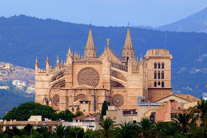 Descubre las principales atracciones culturales de Palma de Mallorca en un tour privado