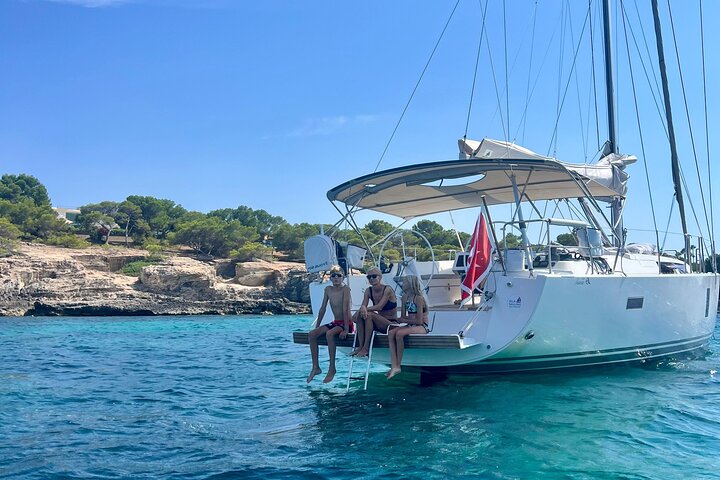 Mallorca: Private sailing tour with drinks & tapas
