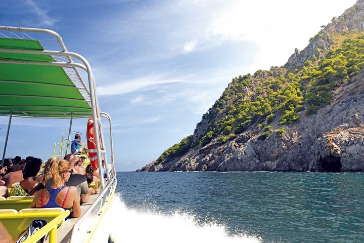 Visit the coves and caves of the east coast of Mallorca