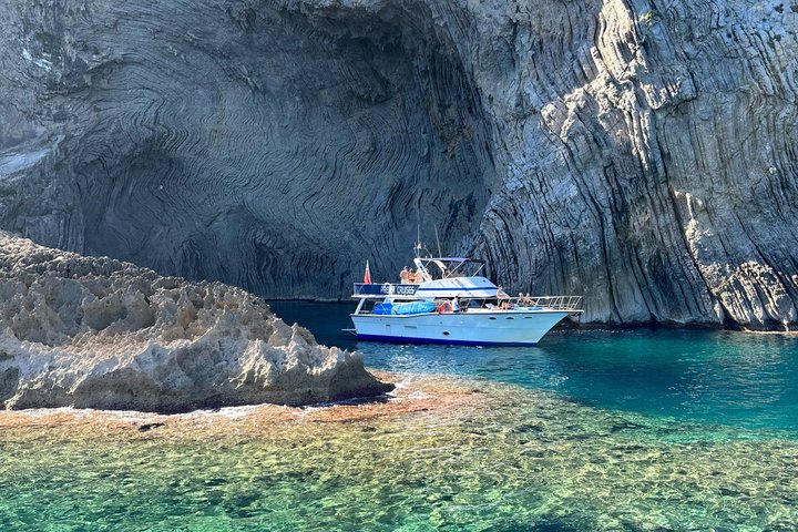 Mallorca Small Group Boat Cruise to Sea Caves and Snorkeling