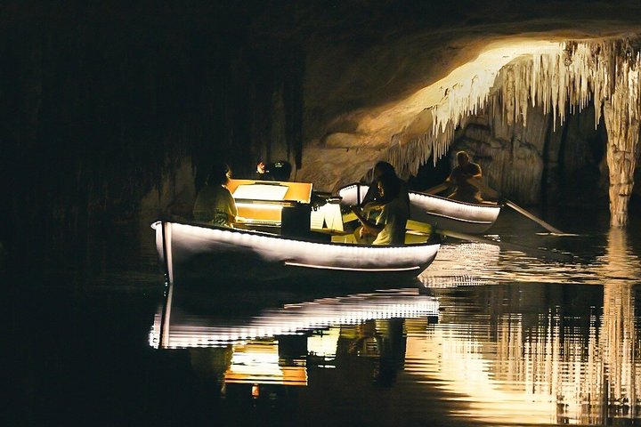 Klassisches Musikkonzert und Bootsfahrt in den Drachenhöhlen