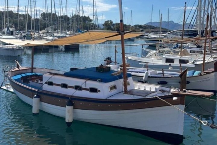 Paseo en Llaut Mallorquín Aperitivos Locales y Bebida Incluida