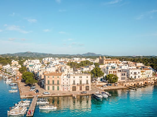 Portocolom, Oppdag båthavner og marinaer på Mallorca. Finn de beste havnene, båtplassene og nautiske tjenestene på den baleariske øya.