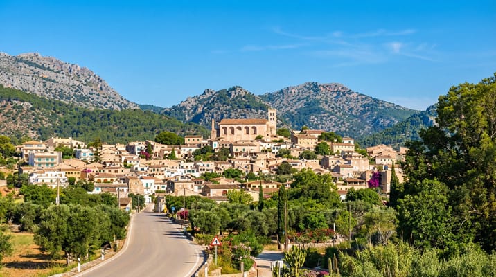 Selva, Descubre puertos deportivos y marinas en Mallorca. Encuentra los mejores puertos, amarres y servicios náuticos de la isla Balear.