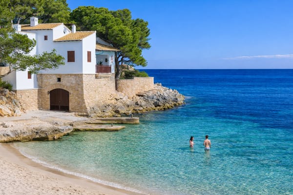 Cala Rajada (Cala Ratjada), Porównaj ceny wypożyczalni samochodów na Majorce. Znajdź najlepsze oferty pojazdów na wyspie i zarezerwuj idealny samochód z MallorCard.