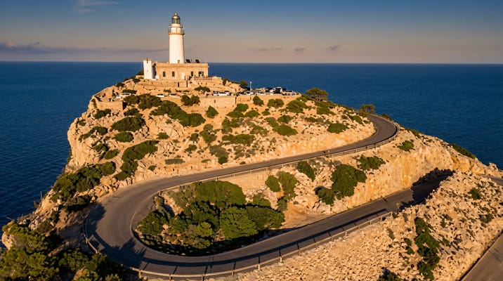 Cap de Formentor, Descubre puertos deportivos y marinas en Mallorca. Encuentra los mejores puertos, amarres y servicios náuticos de la isla Balear.