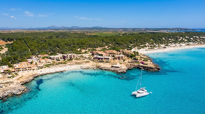 Ses Covetes, Descubre puertos deportivos y marinas en Mallorca. Encuentra los mejores puertos, amarres y servicios náuticos de la isla Balear.