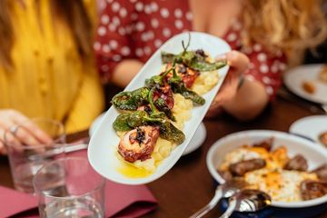 Il pluripremiato tour gastronomico PRIVATO di Maiorca: le 10 degustazioni, water-activities, Palma de Mallorca · Palma, photo 4, Tour gastronomico con un locale a Palma di Maiorca