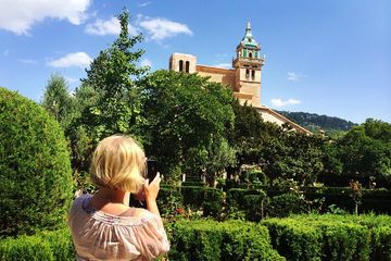Palma de Mallorca Shore Excursion: Private Tour of Valldemossa, Soller and Serra de Tramuntana, water-activities, Palma de Mallorca · Valldemossa, photo 2, Client taking a picture in Valldemosa
