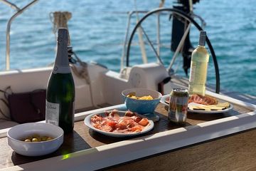 Mallorca middag- of zonsondergang zeilen met lichte snacks en open bar, water-activities, Palma de Mallorca · Palma, photo 4, Open bar: cava, wijn, bier, frisdrank