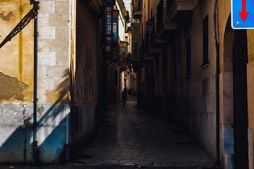 Self-Guided Audio Tour - The Legends of Palma, water-activities, Palma de Mallorca · Palma, photo 3, Las calles angostas son de los atractivos más característicos de Palma. En la antigüedad eran escenario de historias emocionantes, por su poca iluminación y se decia habitaban toda clase de peligros.