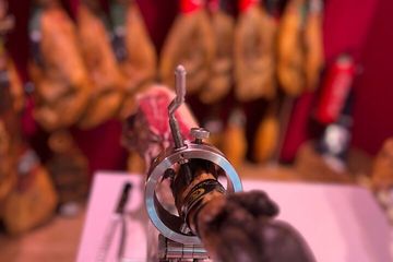 Palma Old Town & Market Walking Tour with Wine, Ham & Cheese, water-activities, Palma de Mallorca · Palma, photo 4, See how they cut the Ham
