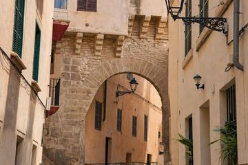 Podcast Tour Shadows and Stone Das Labyrinth von Palma, water-activities, Palma, Mallorca, photo 2