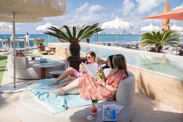 Anima Beach Palma, Gastronomy | Foodies, Palma de Mallorca, photo 1, Seafront terrace of Anima Beach Palma with sunbeds and views over the Bay of Palma