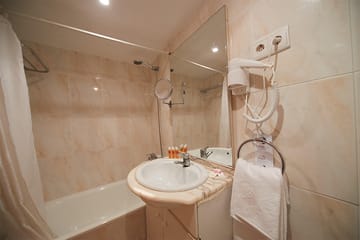 JS Paradise Sport, Beach Hotel, Calle de San Bartolomé, 10, 07600 S'Arenal, Mallorca, photo 3, JS Paradise Sport Playa de Palma Mallorca bathroom