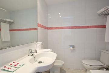 JS Miramar, Beach Hotel, Carrer Magallanes, 07458 Can Picafort, Mallorca, photo 4, JS Miramar Mallorca bathroom