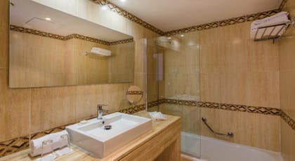 Zafiro Rey Don Jaime, Family Hotel, Carrer Gran Via Puig Major, 4, 07180 Santa Ponça, Mallorca, photo 3, Zafiro Rey Don Jaime mallorca bathroom