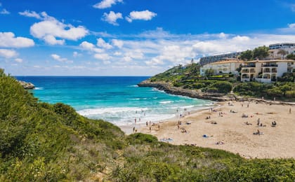 Cala Mendia car rental location
