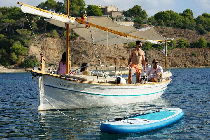 Navegue em um llaut elétrico de Maiorca saindo de Puerto Portals, water-activities, Puerto Portals · Sant Joan, Mallorca