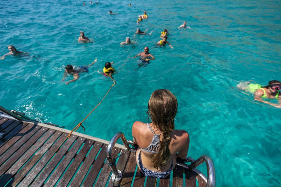 Guests enjoying a refreshing swim stop during the Superman Boat Tour at Playa de Palma, Mallorca – crystal-clear waters and unforgettable holiday fun.