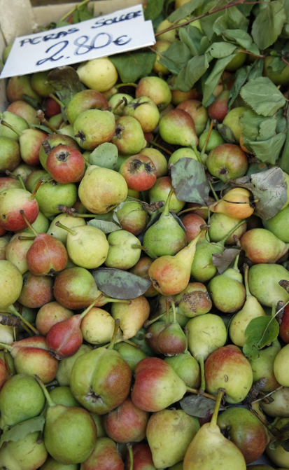 Colorful pears and apples at Sa Pobla market, Mallorca – fresh regional fruit for sale.